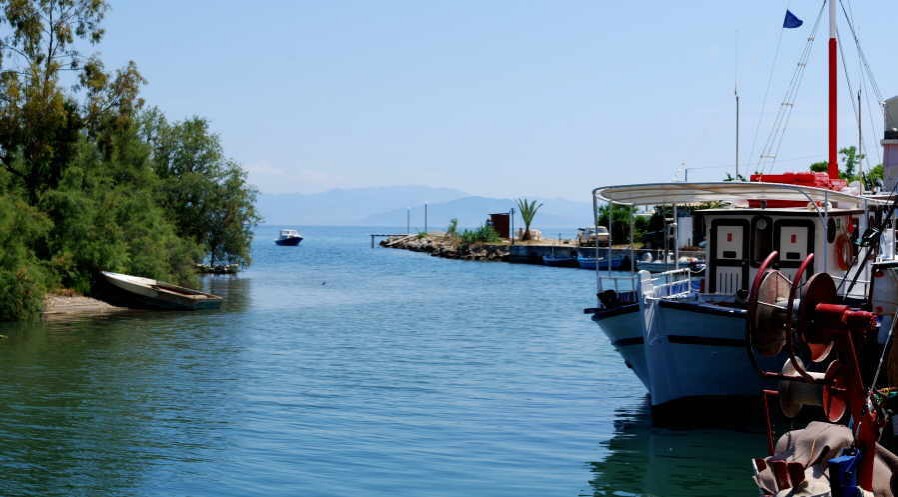 Der Fluss trennt die Orte Moraitika und Messonghi | Korfu